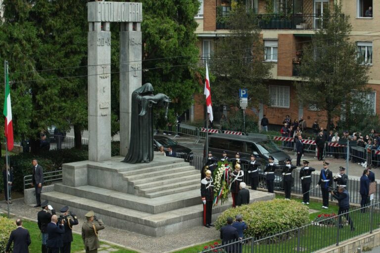 Milano, Presidente Mattarella rende omaggio ai piccoli martiri di Gorla