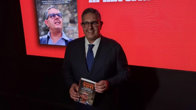 Giovanni Toti presenta il suo libro “E’ processo a politica”