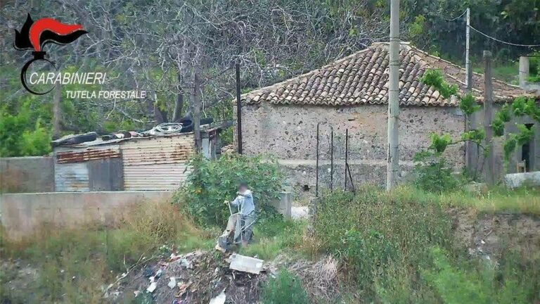 Abbandono di rifiuti nel torrente Sant’Agata nel reggino
