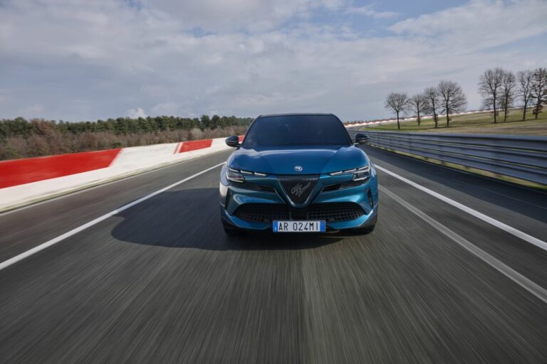 A Parigi Alfa Romeo Junior debutta in versione Ibrida