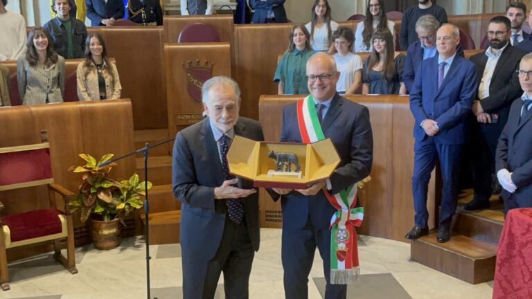 Roma, Gualtieri consegna a Francis Ford Coppola la “Lupa Capitolina”