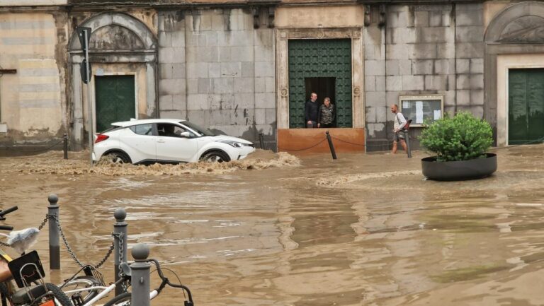 Nubifragio in Liguria, torrenti esondati e caos trasporti