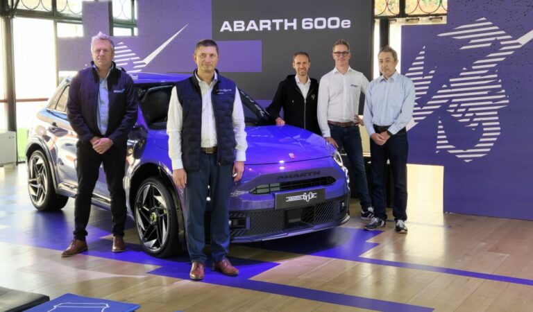 Abarth 600e, lo scorpione più potente di sempre è elettrico