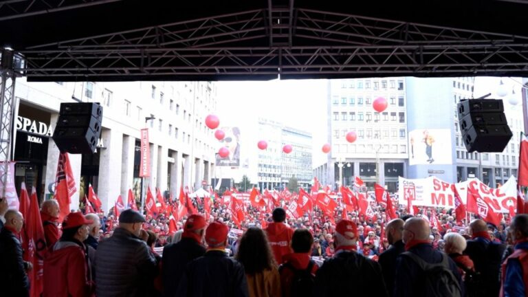 Milano,  oltre 5mila pensionati Cgil in piazza contro la Manovra