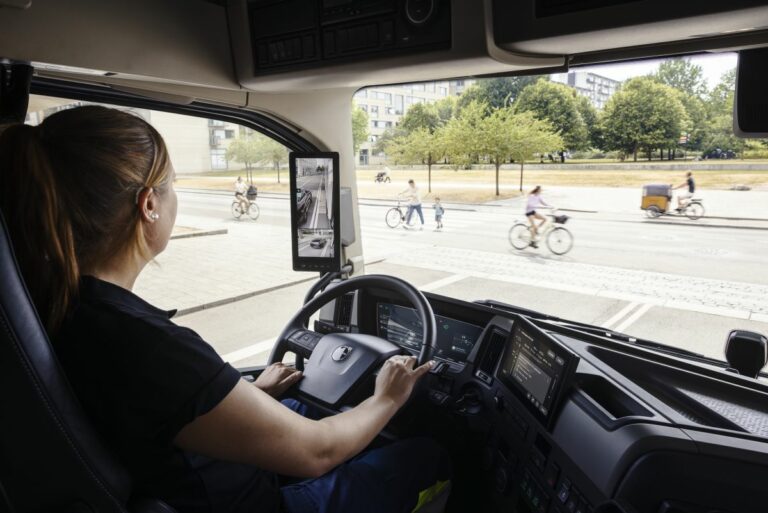 Volvo Trucks, nuovi sistemi sicurezza per proteggere pedoni e ciclisti