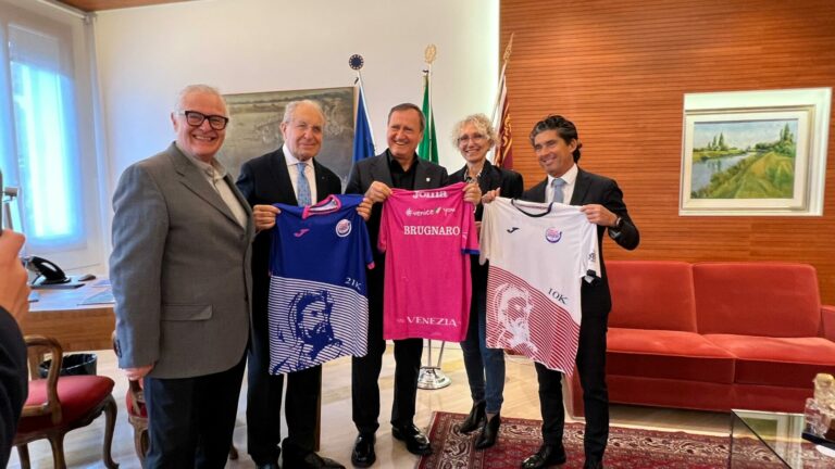 Sindaco Brugnaro riceve maglietta ufficiale 38^ Venicemarathon