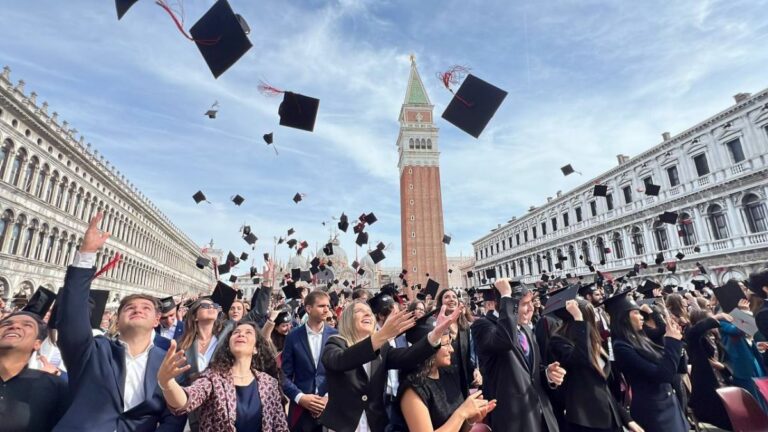 Consegnati oltre mille diplomi di laurea agli studenti di Ca’ Foscari in Piazza San Marco