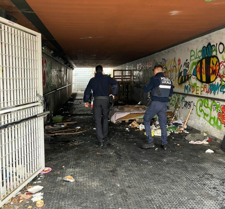 Polizia Locale sgombera il sottopasso Santa Maria dei Battuti