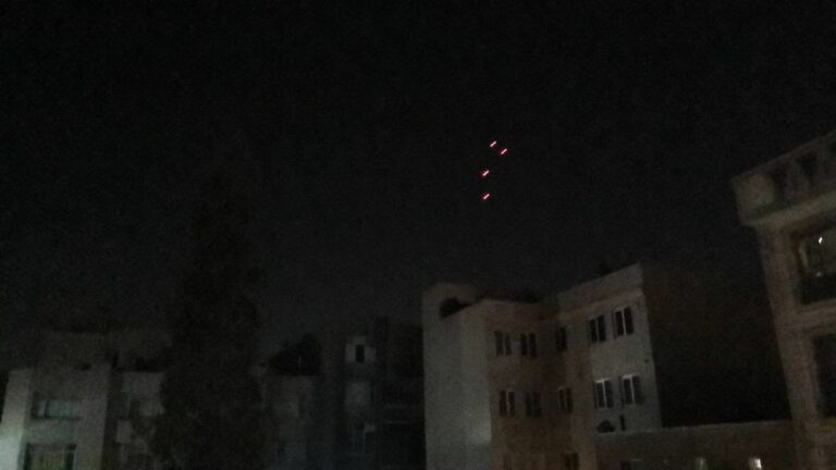 Israele lancia raid mirati su siti militari dell’Iran