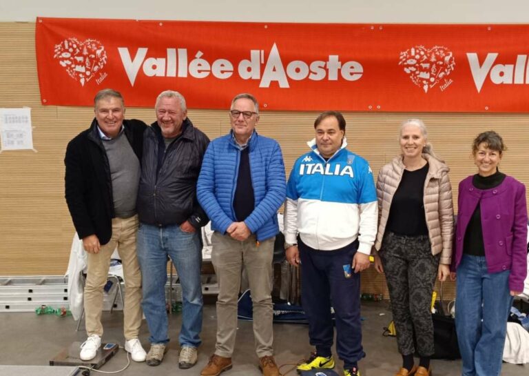 Abbraccio istituzioni della Valle d’Aosta a spada azzurra