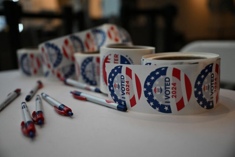 America al voto: Trump vince in North Carolina e Georgia ed è avanti negli Stati in bilico. Musk già esulta “Game, set and match”