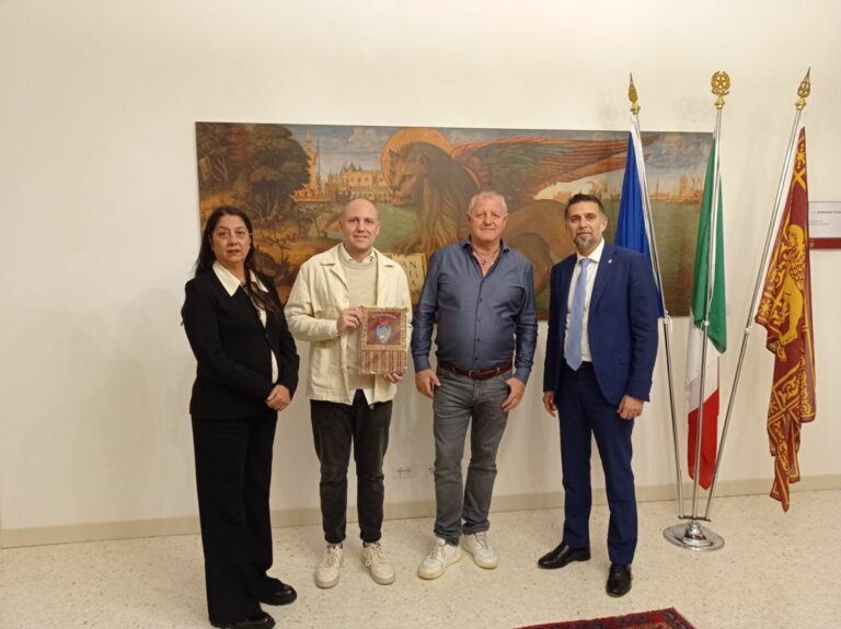 Assessori Pesce e Costalonga consegnano gagliardetto a titolari del Piper