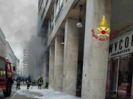 Milano, fumo da sotterraneo in Corso Vittorio Emanuele. Sul posto Vvf